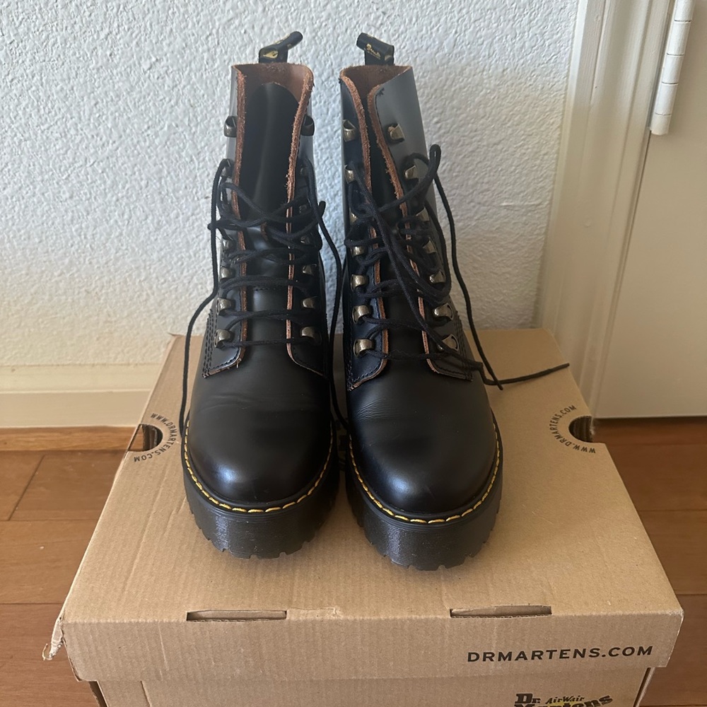DR. MARTENS LEONA PLATFORM LACE-UP BOOTS BLACK